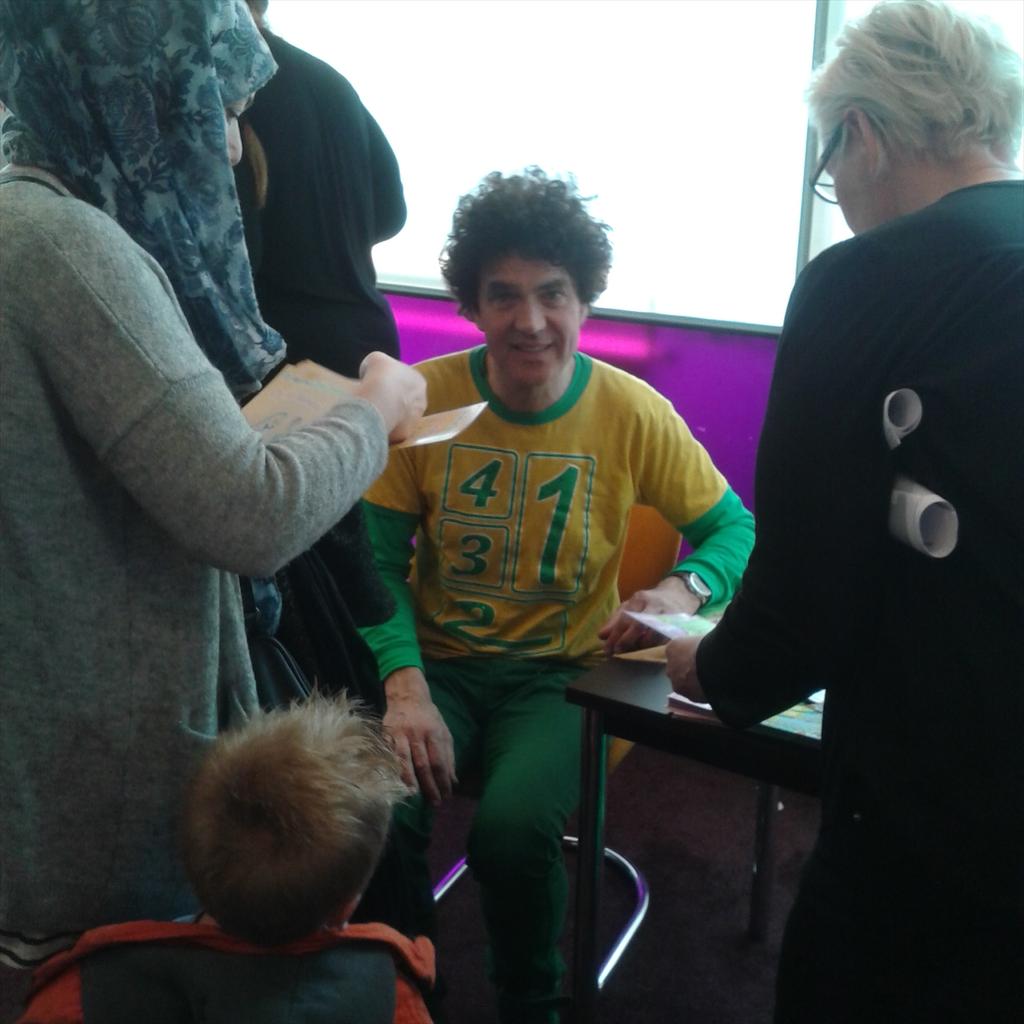 'Op de Boerderij' is afgelopen en nu gaat Dirk Scheele op de foto en deelt handtekeningen uit! #PeuterFestival