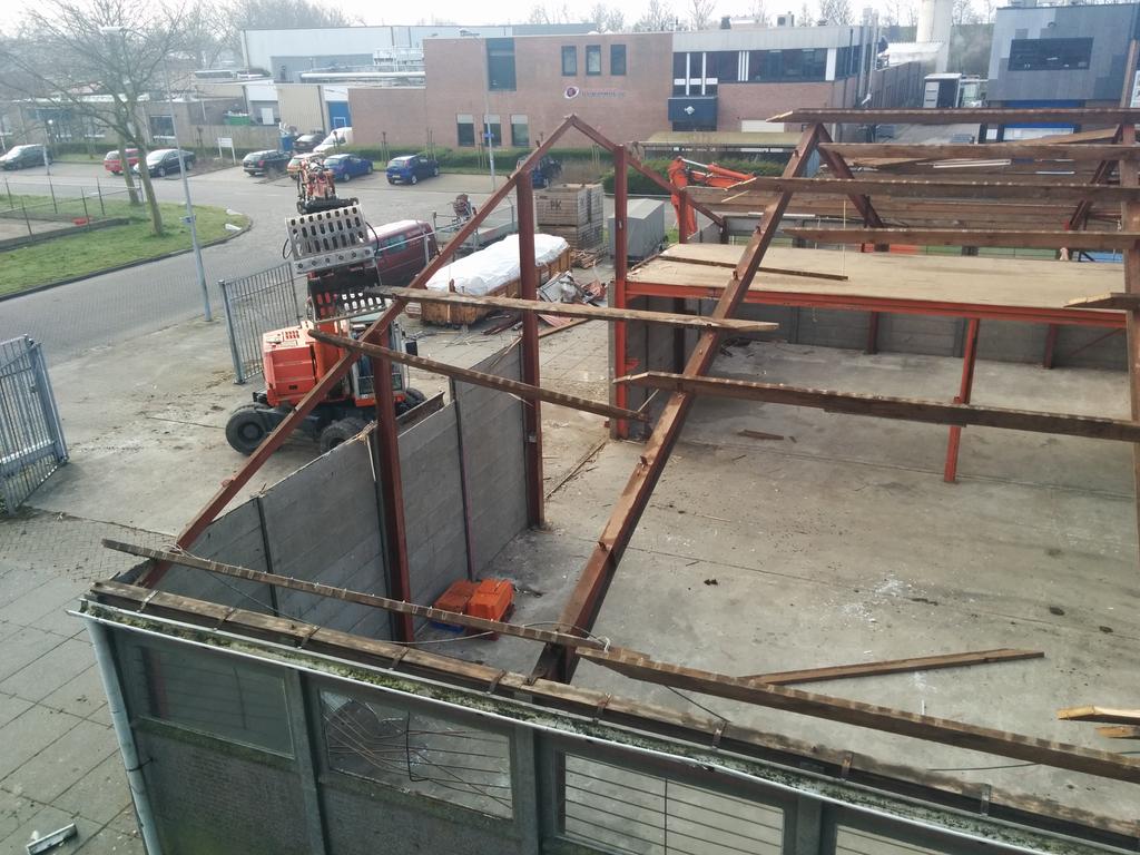 Fase 1 van de nieuwbouw is begonnen: het slopen van de schuur