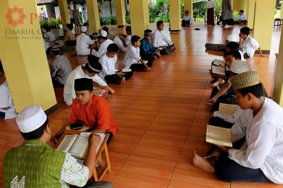 2. dengan tujuan membibit dan mencetak para penghafal Al-Qur’an, #RumahTahfidz