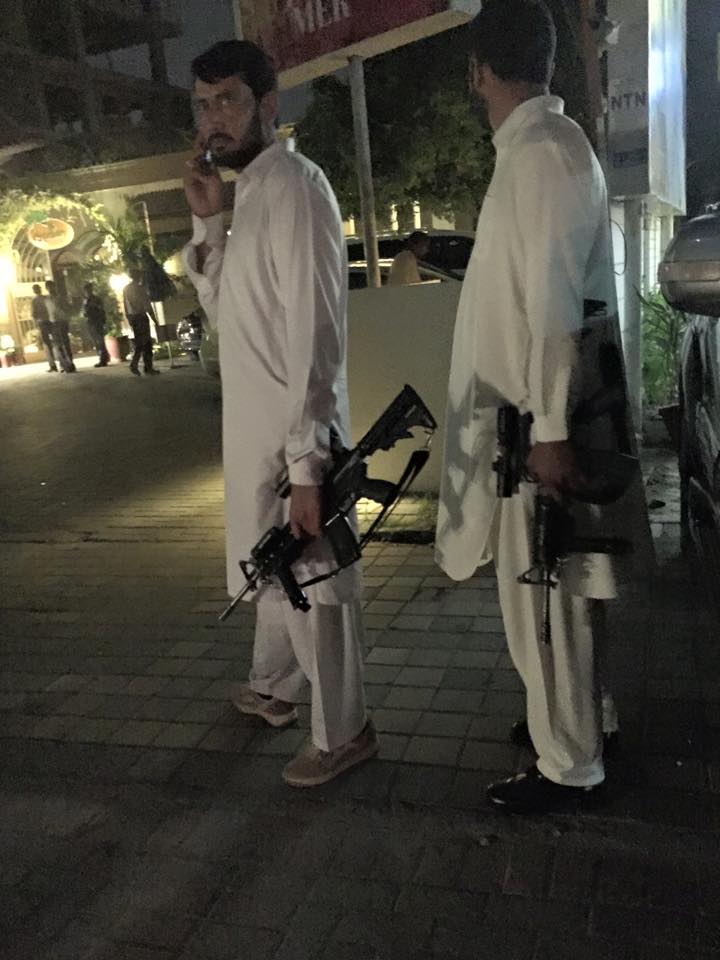 SultanRahiPak's tweet photo. پی ٹی آئی کے چیتے کریم آباد میں
#NatoWeapons
@ImranIsmailPTI @arsched @Shahidmasooddr @HamidMirGEO @FaisalVawdaPTI http://t.co/DVdNG7lc8Q