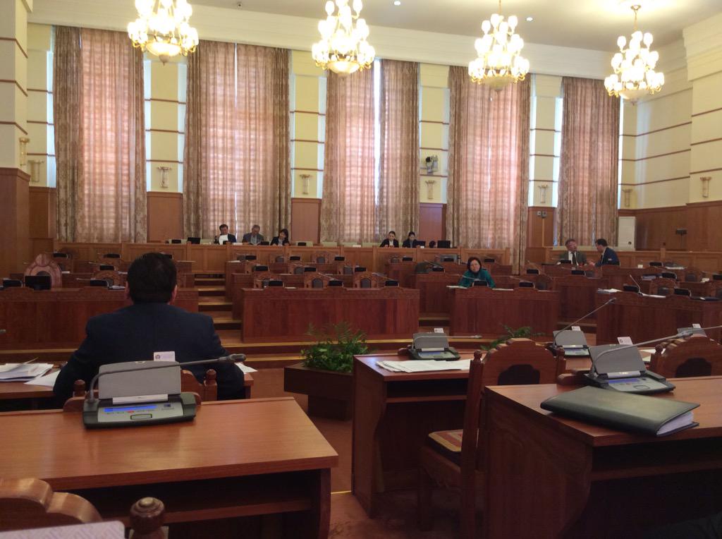 Хөгжлийн бодлого төлөвлөлтийн хууль хэлэлцнж байна.Хурлын танхим нэг иймэрхүү