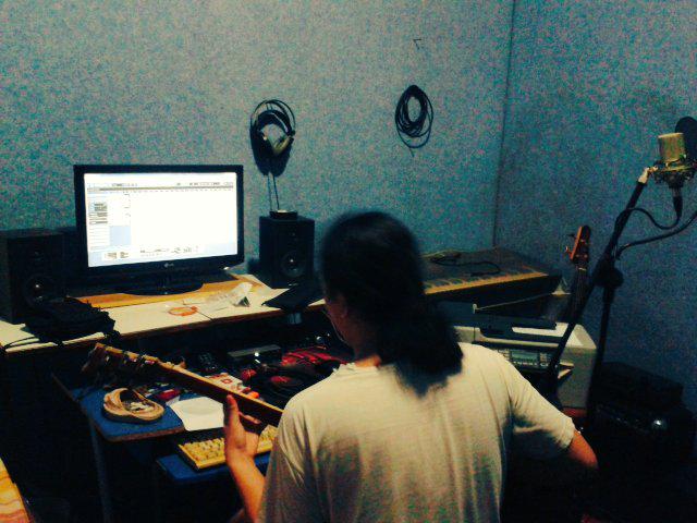 Sedang menghimpun materi baru agar semakin merebak cinta di muka bumi. #LOVE