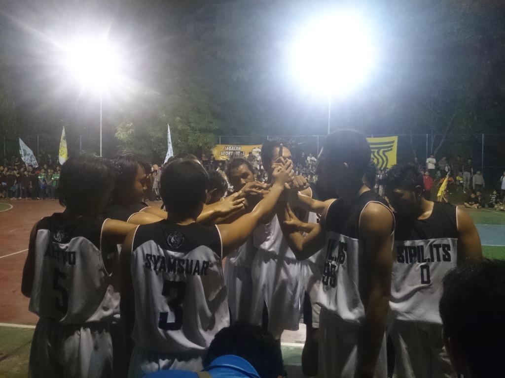 [Basket/Putra] @hmsITS berdoa sebelum memulai pertandingan babak 2
