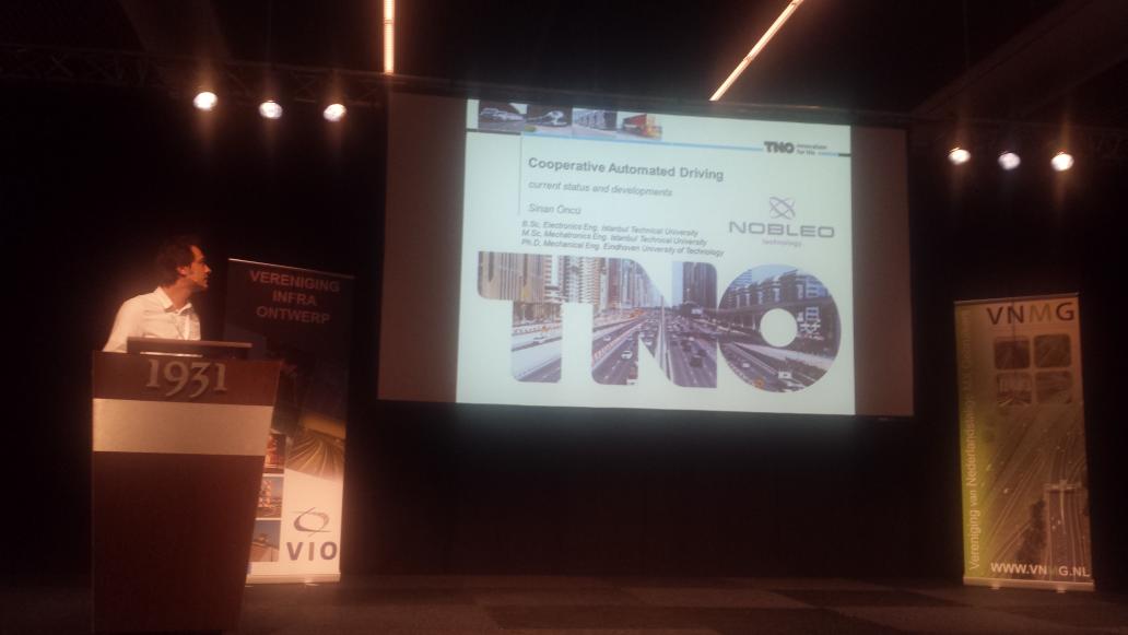 vnmg1's tweet photo. Sinan Oncu @Nobleo_BI  opent 2e deel van de middag met presentatie over Coopetative Driving http://t.co/RTblM9nrlL