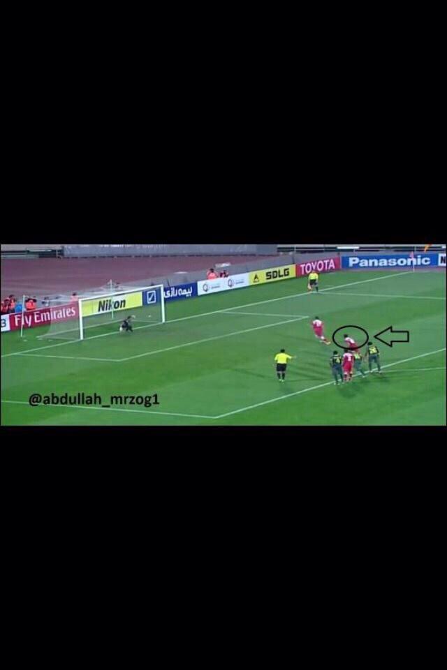g99g9911's tweet photo. @al_hlal_20__15_ 
هذي ايش ياعيوني 

شوفي بعيونك اللاعب داخل ١٨ غير اللي يشوت يابقره http://t.co/0Y9Zhtea6j