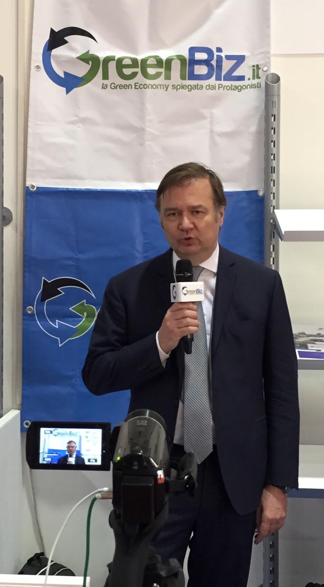 greenbiz_it's tweet photo. In diretta dal @Solarexpo @Inno_cloud l'intervento di @ReRebaudengo @assoRinnovabili #solarexpo http://t.co/8HgvXUGFy0
