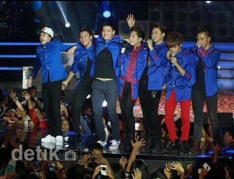 akulucu____'s tweet photo. ini #1hati2jari3tahunsmash @SMASHindonesia yang dirayain dalam bentuk konser #3IGSMASH http://t.co/U4ZJ0IaFFX