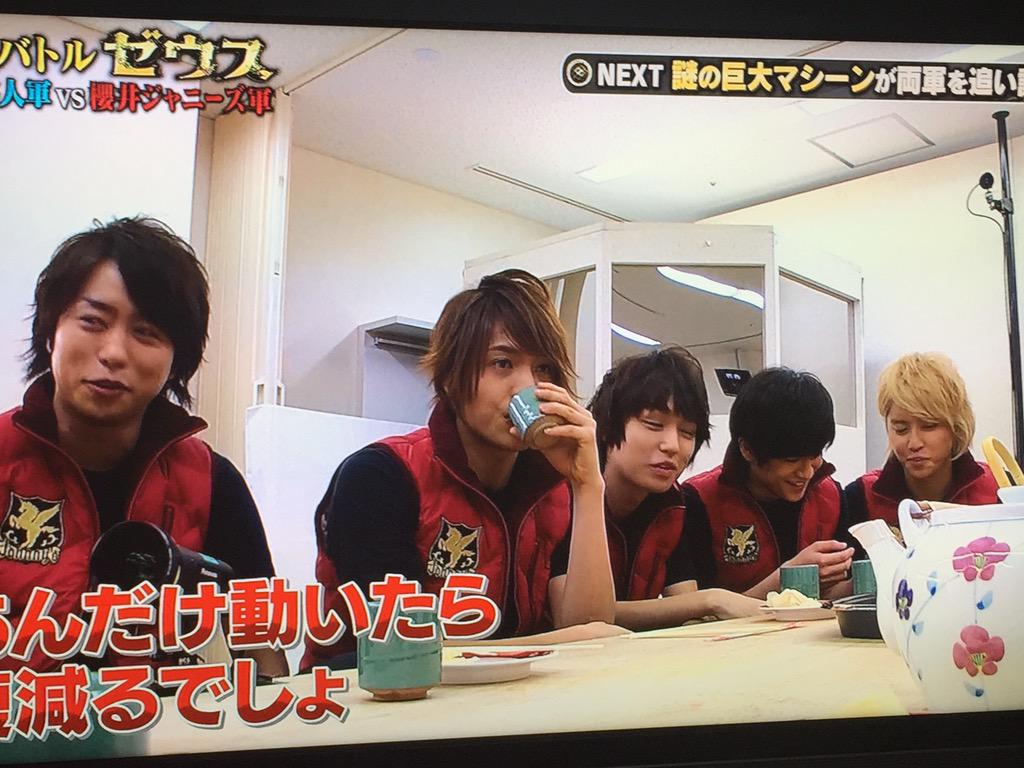 WaEkaSriT's tweet photo. ちゃっかり翔くんの隣に座るお淳太様ww
そして大学組3人😂😂 http://t.co/TfziO6amd4