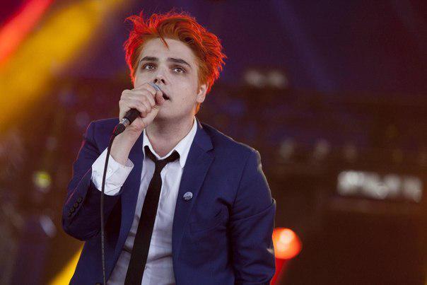 Happy birthday. I wish you all the best. I want to say thank you for everything you did.
Happy birthday Gerard Way  