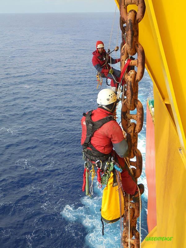 greenpeacepix's tweet photo. Day 3 on @Greenpeace Polar Pioneer oil rig protest #savethearctic #TheCrossing http://t.co/OkGfhtAzHm