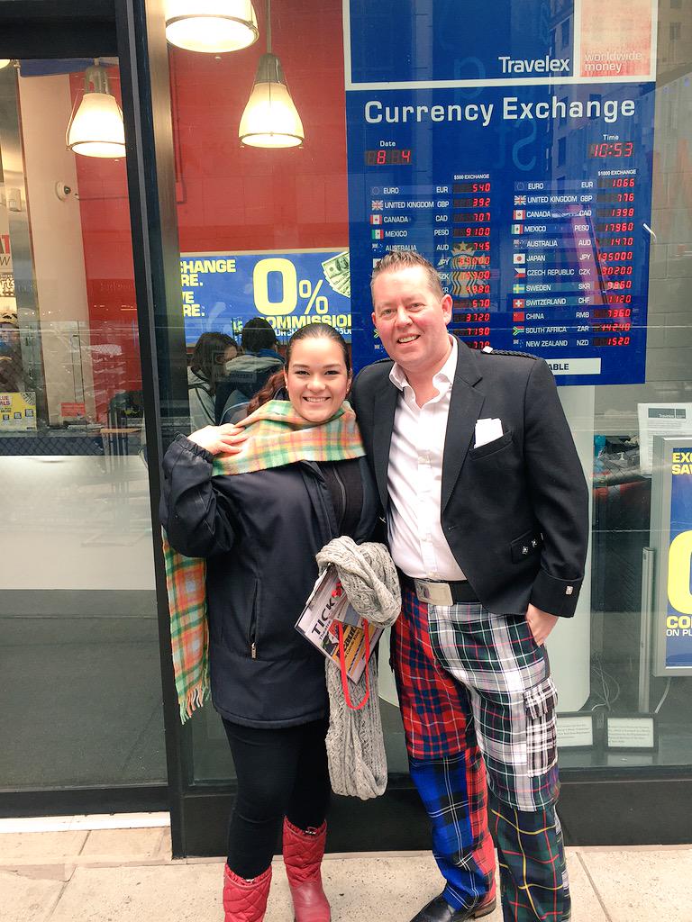 A lovely New Yorker showing off our wonderful Aberdeenshire Tartan with @KiltedChefCraig #TartanWeekNYC #ScotWeek