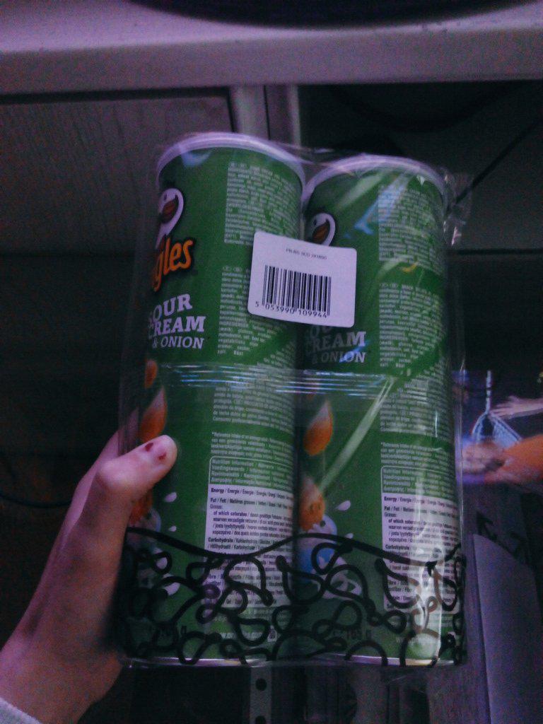 MariinaFdez's tweet photo. Preguntarme.. ¿Mi madre me querrá tanto como para haberme comprado Pringles?.. ir al armario y.... #tkMa 💕💕 http://t.co/bKGPvYJixl