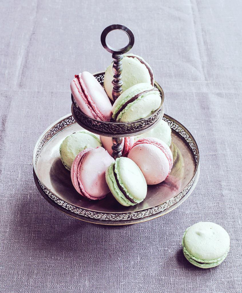 ThameBelles's tweet photo. @kelly_chef and @janehornby guarantee there will be #macarons and #cake... #NewWI #Thame http://t.co/AS1hiCT2EL