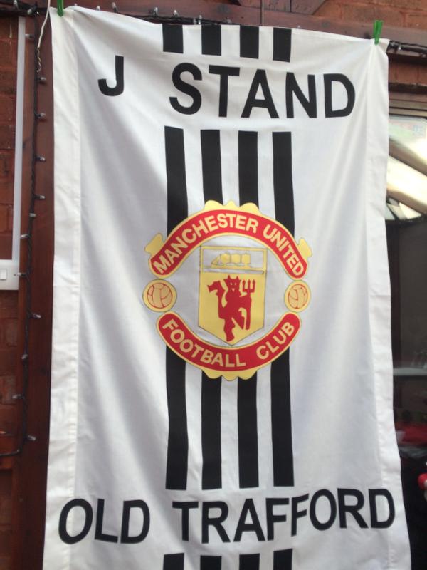 SEF_MUFC's tweet image. Superb 2 stick flag made by @wackydog70 which will be in J stand on Sun. Hopefully see other fans making some #iamred