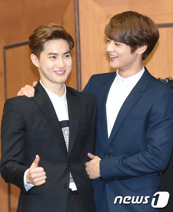 Ли мин хо обнимает. Фф с ли минхо и т и. Чхве минхо и джонхен. Хан джисон и минхо. Ли минхо и джисон.