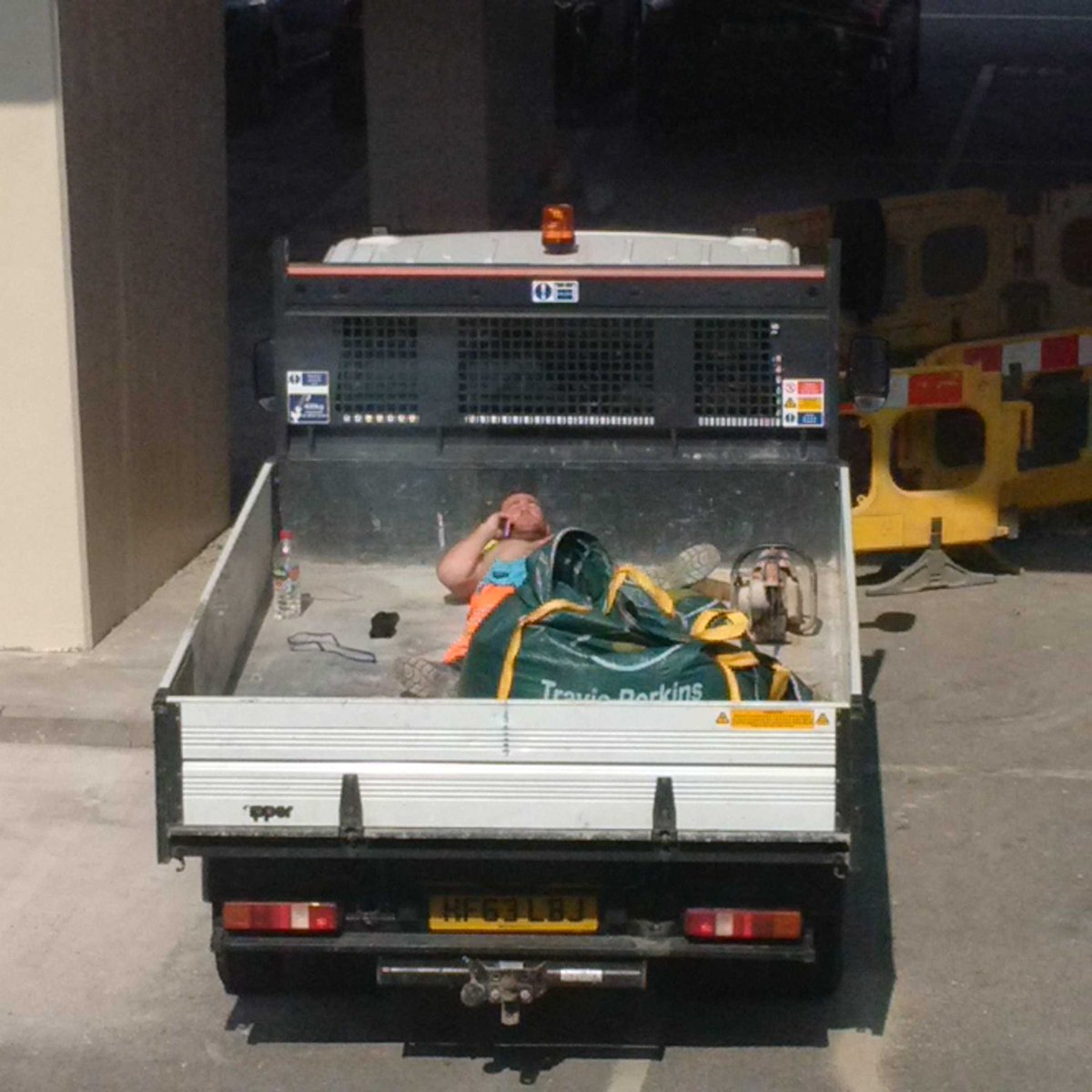 JeremyBalcombe's tweet photo. It's great to see what we pay our council tax for!!!! #harddayswork #paidtotan http://t.co/csPzGl5b5G