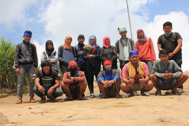 AnsKukuh's tweet photo. Tgl 123 ti rencananya"@quenfitri: Haha tenane cah"@AnsKukuh: Awal mei merbabu jare "@quenfitri: rame iki http://t.co/kMNCq3maqr"""