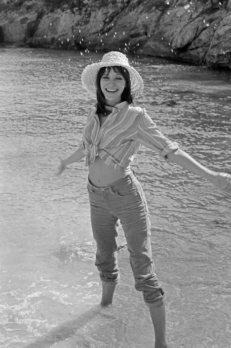mgdars's tweet photo. #MallorcaFilms 'The Magus' (1967). Anna Karina y Michael Caine fotografiados por Raymond Depardon para Magnum. http://t.co/S2EIPl7Pqm