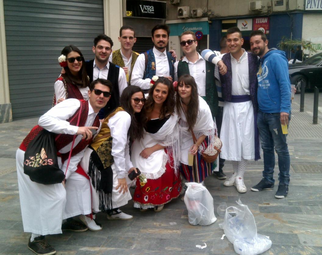 Ainhoa_nOi's tweet photo. Un año más!!! #bando2015 #GrandeEquipo! http://t.co/k0vrTfG0Gi