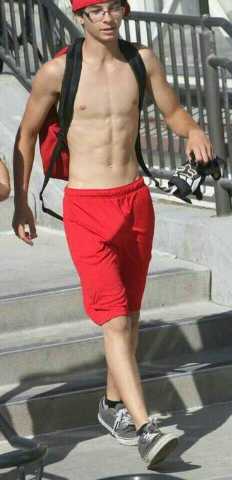 quentin_30's tweet photo. Ya llega el veranito, y con el los niñatos sin camiseta por la calle. Mmmmmmm http://t.co/toZ3CFzz9w