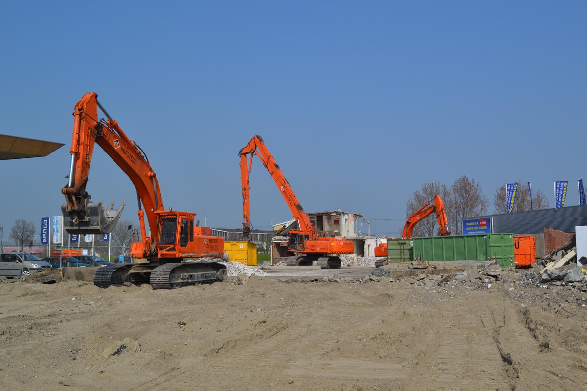 HofstedeBV's tweet photo. De laatste loodjes in Vlaardingen; sloop van de fundering en laatste gebouw. #sloopbedrijf #sloopaannemer http://t.co/u7P33ZKvLv