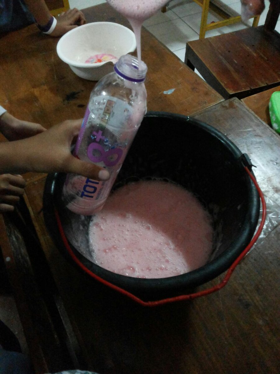 Hari ini membuat sabun untuk cuci tangan di wastafel