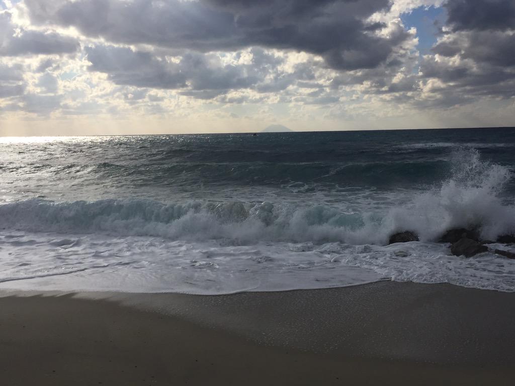 Calabria Travel Experience La Direttameteo X Tre It E 3bmeteo Orme Sulla Spiaggia Odore Di Mare E Macchia Mediterranea Viaggi Calabria Http T Co D6amhaawfu