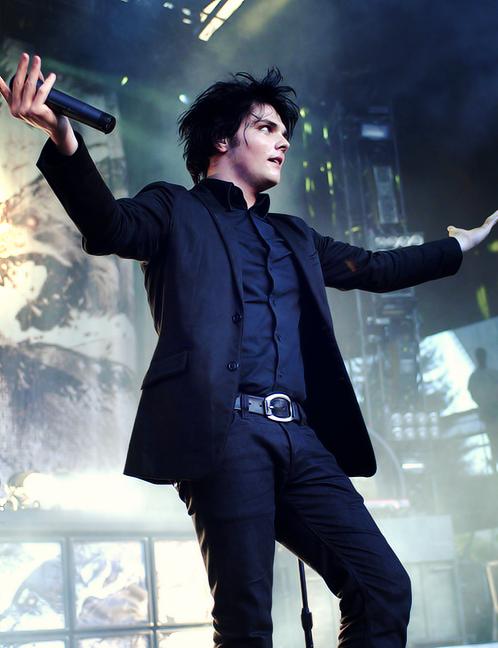  Happy 38th Birthday, Gerard Way! 
