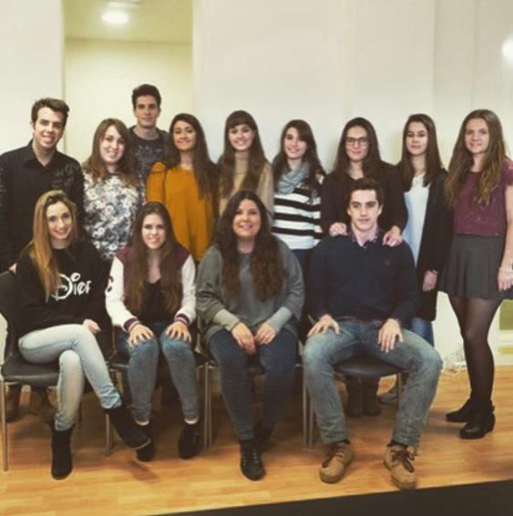 PicameUCJC's tweet photo. Que foto tan familiar!!! 👫 Aquí os enseñamos a todos los miembros de la agencia @PicameUCJC !! 👬👭🐝@FacultadComUCJC http://t.co/N2q4sOzT2U