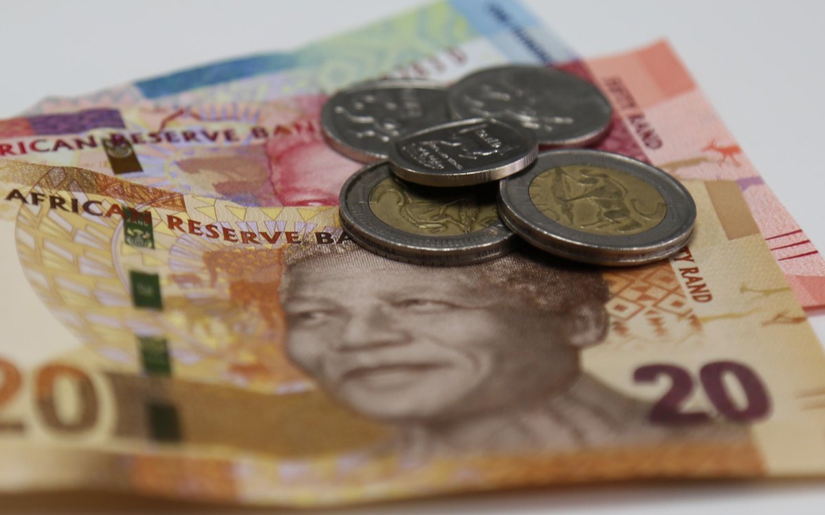 sikhumba's tweet photo. “@ewnupdates: Rand on the ropes as rate hike expectations spur dollar http://t.co/o6VLbIhn3v http://t.co/BiumDTGGax”