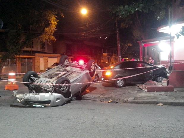 Carro capota e deixa uma pessoa ferida em Santos, no litoral de SP glo.bo/1Jt7AZm #G1