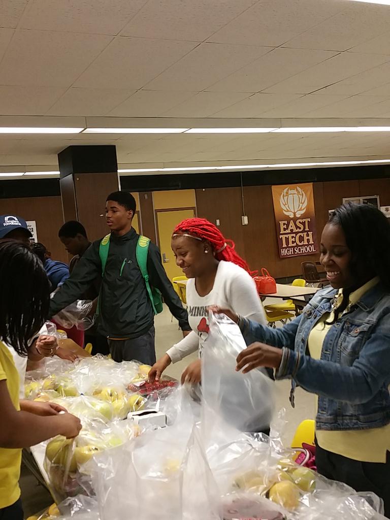 spreadlove4good's tweet photo. Team @CleveFoodbank packing up fresh produce to distribute #SL4G #UnityDay http://t.co/z2fIIgptSJ
