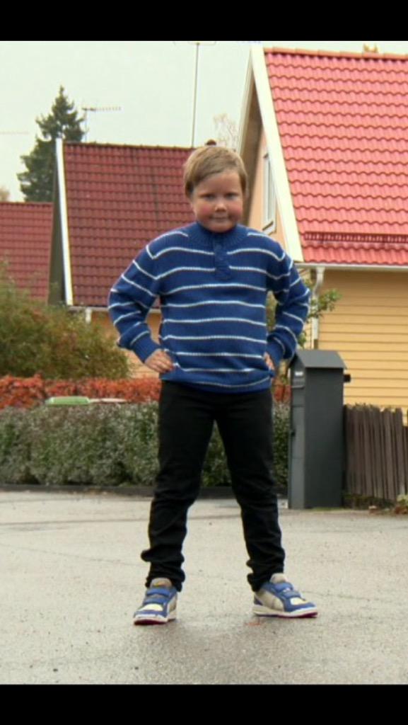 Benet___'s tweet photo. Haha jävla kung i dom små mästerkockarna http://t.co/9ctbHxD1V7