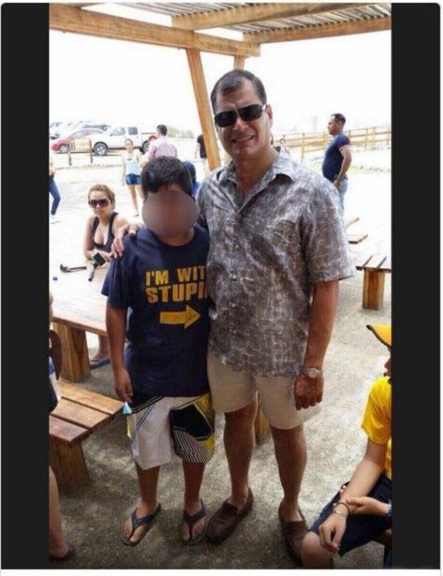 stephakit's tweet photo. hasta para tomarse una foto hay q ser inteligente!! #ImWithStupidMashi http://t.co/trKKNwtnEV