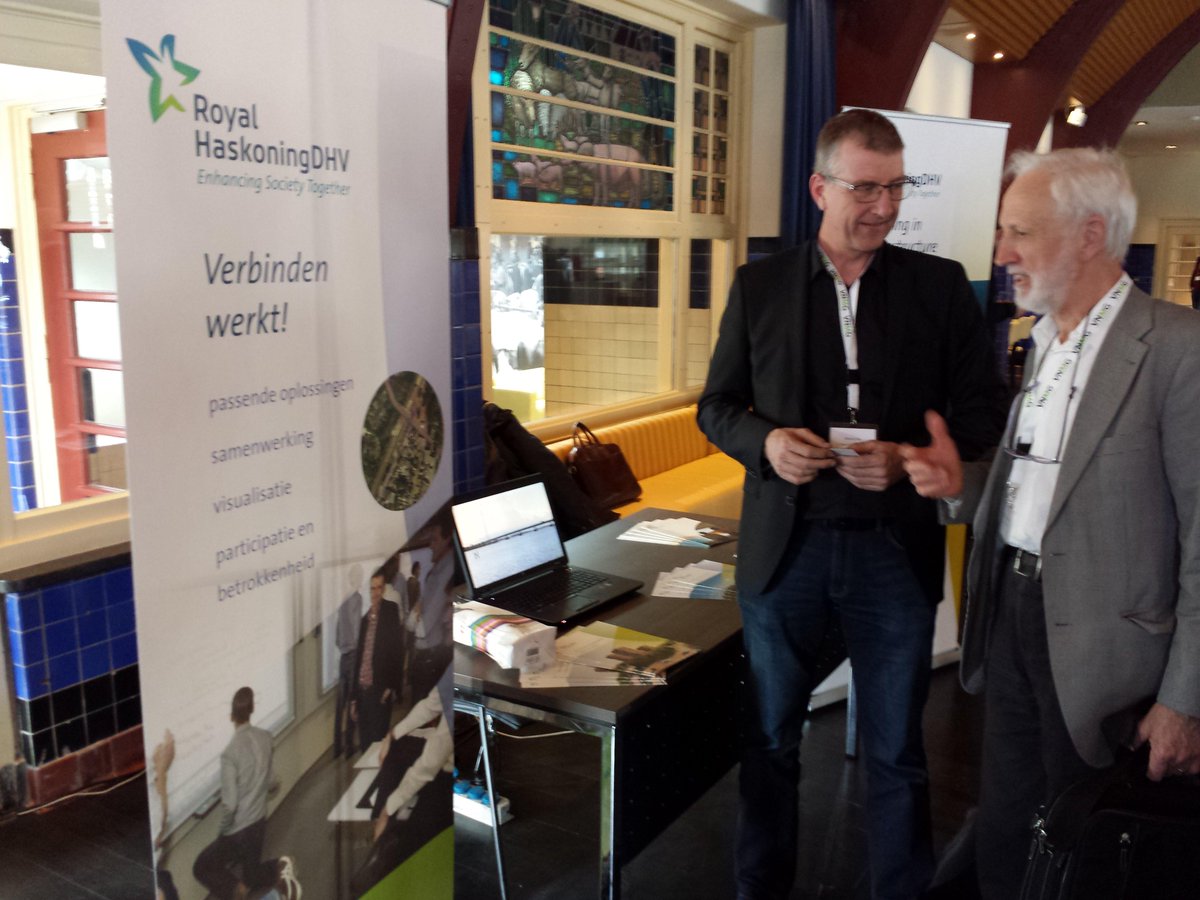 GeaPeek's tweet photo. Napraten over de presentatie van Gerard Filé @RHDHV op @vnmg1 WEGenINNOVATIE themadag. http://t.co/QagfJsfEOf