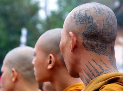 Почему монахи считают себя воинами. Тату буддийских монахов. Татуированные буддийские монахи. Тату монах буддийский. Тату буддистов монахов.