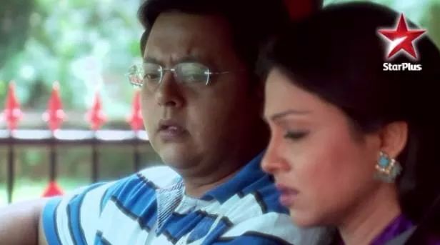 PKDHOfficial's tweet photo. Avantika is in the car and gets emotional.😢😢 #PKDHRevisited #Epi89 http://t.co/vQ11bopqpK