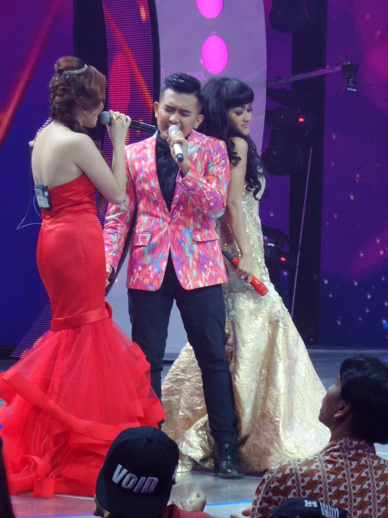 Org lg enk2 duet si <a href="/juliaperrez/">juliaperez</a> gangguin aja. Klis muklis tlg dipawangin nih . #GerbangKDI