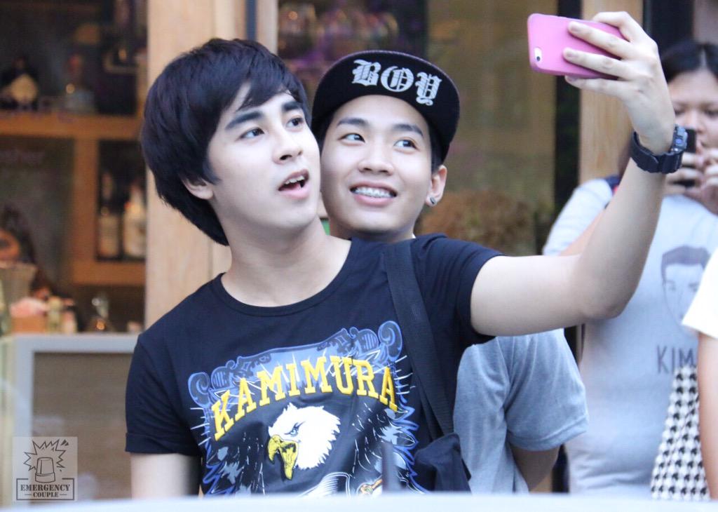 EmergencyCP_'s tweet photo. ชิดอีกค่ะชิดอีก เกยไหล่ขึ้นไปเลยนะคะ รักกันได้อีกค่ะได้อีก #lovesickfreshycamp @PremananFifa @KiimMon http://t.co/0Ez2ZMcWDY