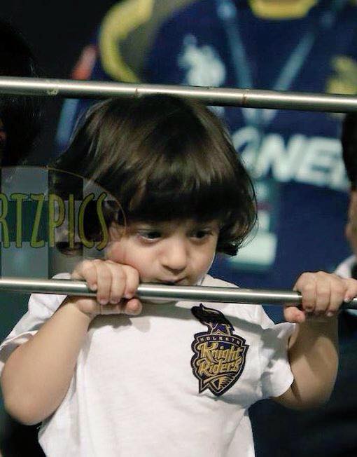 rika_dimski's tweet photo. Gemeeessss sama dedek abram jadi pingin nyium bapak nya 😂😙 @SRKFCI http://t.co/h08UNEql1L