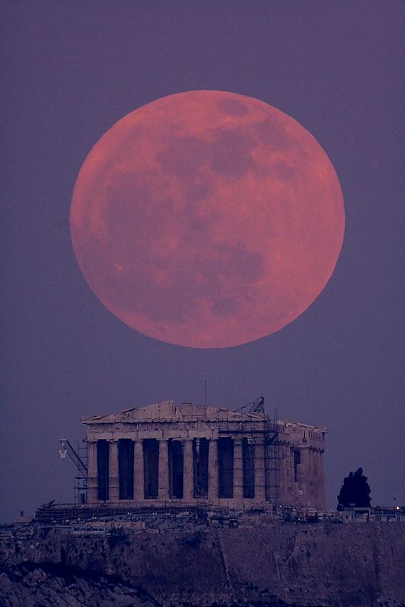 Red moon over the Parthenon. #Greece