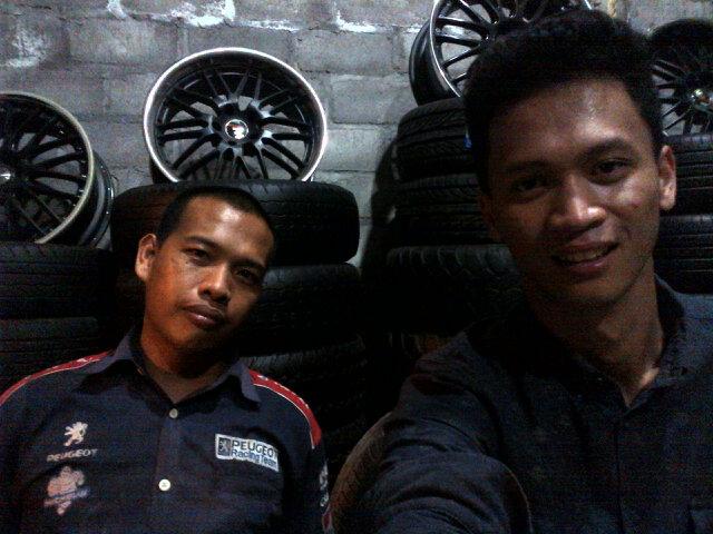 Mas aan lelah kerja lembur sampe jam segini haha #SHOWYOURCOLORS <a href="/kikik26/">Hakiky Mohammad Akbar</a> @AmoticonID