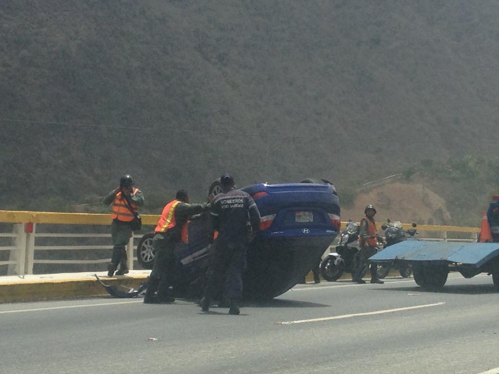 greycantillo's tweet photo. Carro volteado a la altura de Ciudad caribia @trafficVARGAS @traffiCARACAS http://t.co/vjgjMILGiM