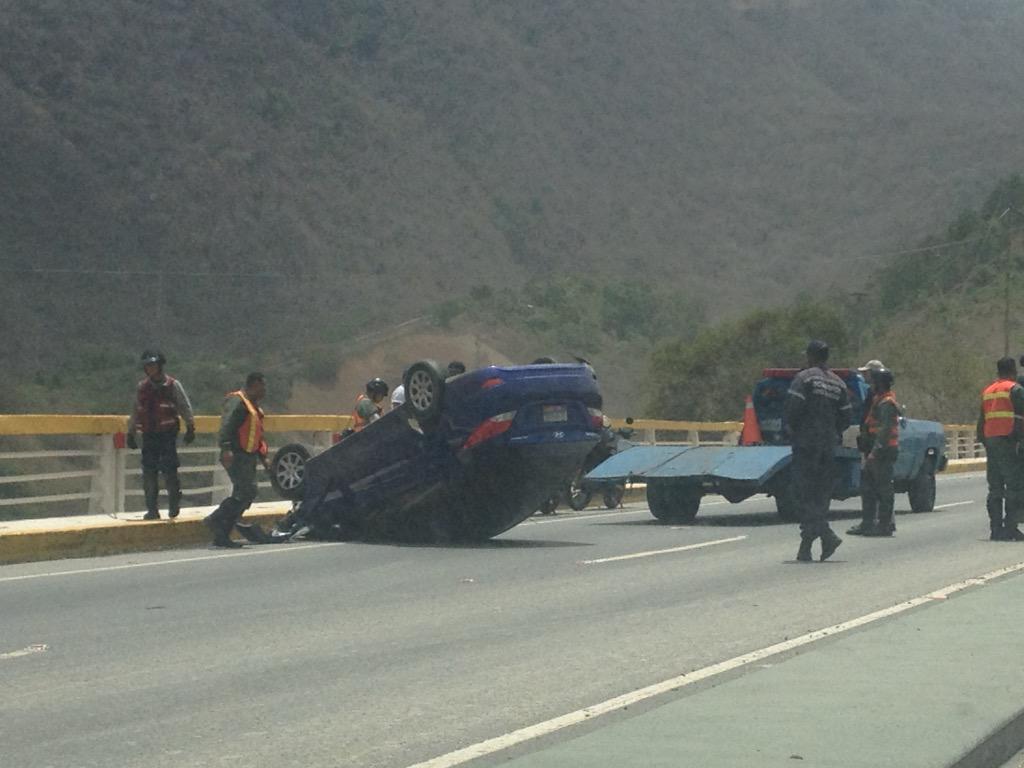 greycantillo's tweet photo. Carro volteado a la altura de Ciudad caribia @trafficVARGAS @traffiCARACAS http://t.co/vjgjMILGiM