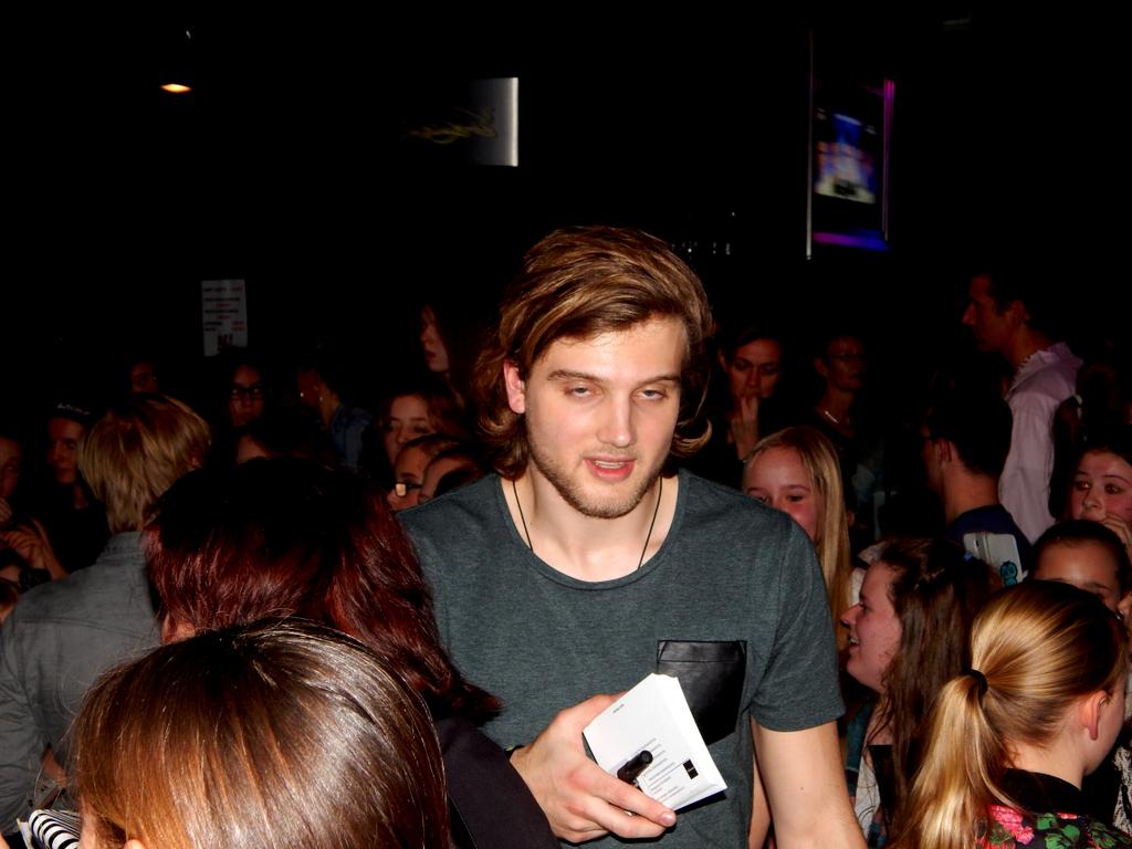 xsaskiab's tweet image. @Zomaer_Bart wat dacht je op dit moment ? 😂 #askbart