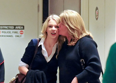 vigorouswift's tweet image. &apos;&apos;No one can ever replace the love of a Mother.&apos;&apos;

We love you Mama Swift!❤ 

#StayStrongMamaSwift #PrayForMamaSwift