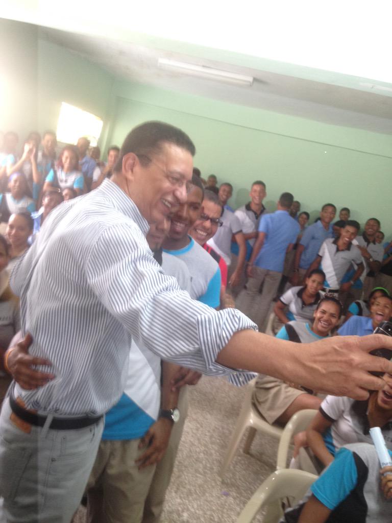 LigaMunicipalRD's tweet photo. Sec. Gral @johnnyjones58 se hizo selfie con los estudiantes de la promoción GEMDEX #puntoazulspa http://t.co/mxnxTSJPWW