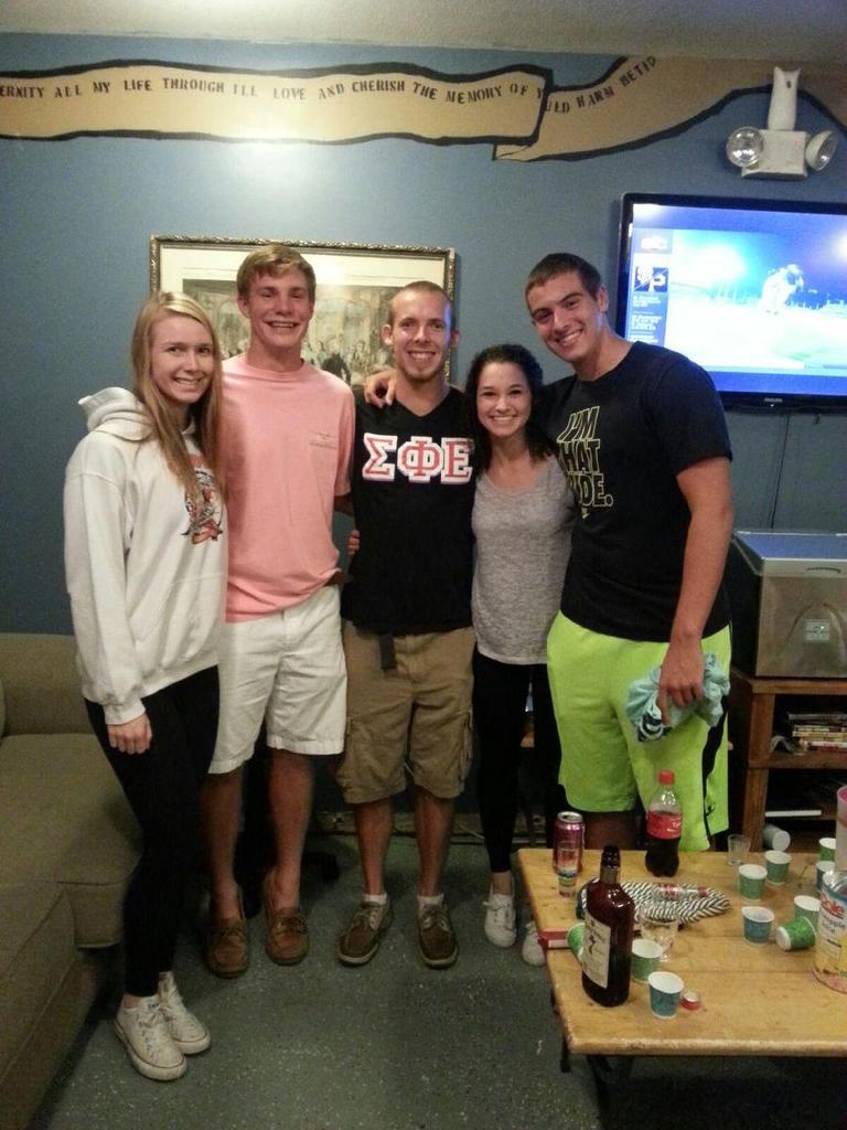 rlsimkins12's tweet photo. I love my family so much ❤ #BUGreekWeekPC #AXO http://t.co/lSIp4EEjIf