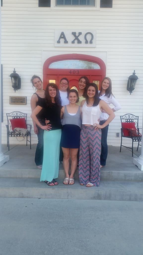 rlsimkins12's tweet photo. Life in the white house with the big red door wouldn't be the same without these roomies #BUGreekWeekPC #AXO http://t.co/MJ2pgfuC65