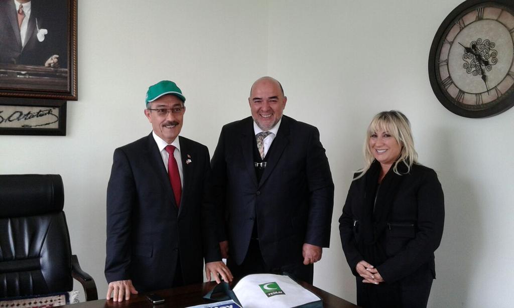 Marmaris Kaymakamimiza Yesilay rozetimizi taktik